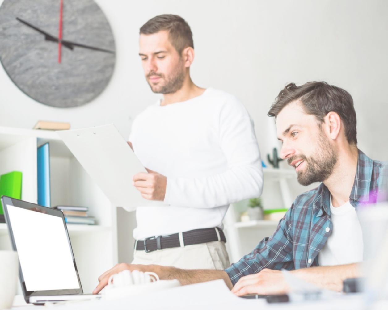 Detaillierte Finanzcharts und Analysewerkzeuge auf modernem Display