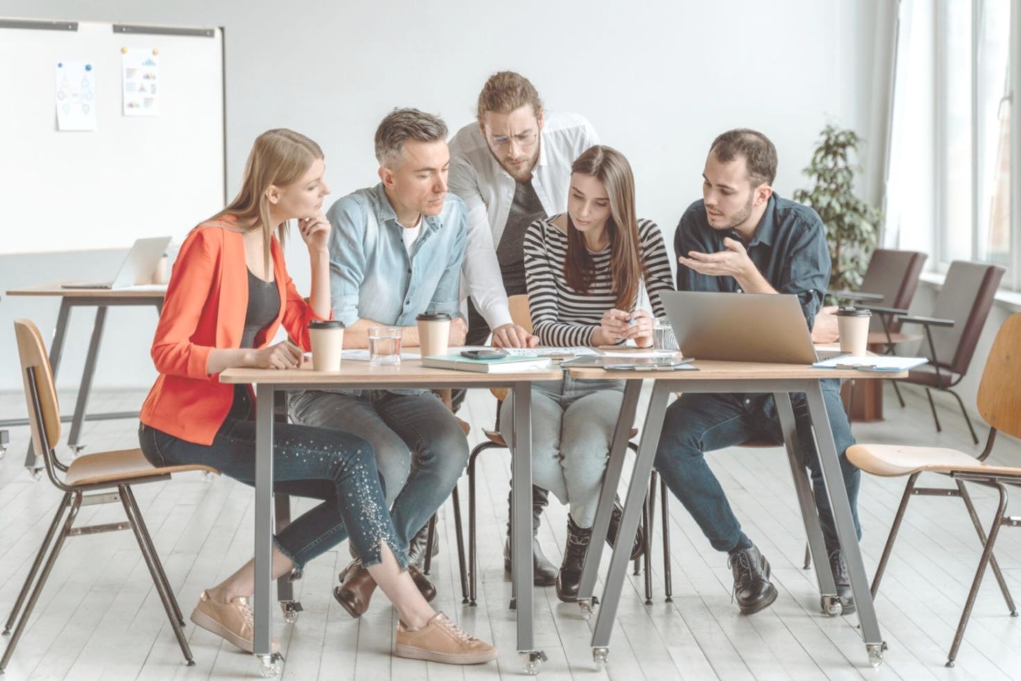 Strukturiertes Remote-Learning-Setup mit Finanzanalyse-Tools