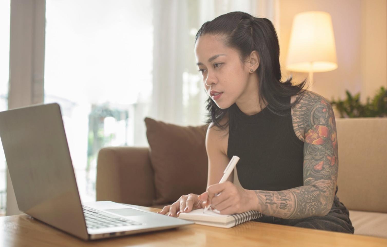 Professioneller Arbeitsbereich für Finanzanalysten im Homeoffice